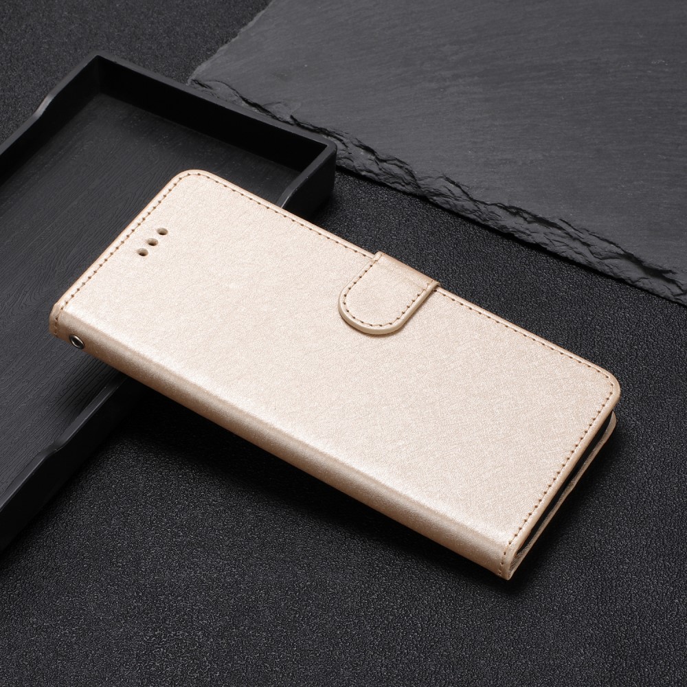  iPhone 15 Plus Fodral Silk Textur Med Snodd Guld