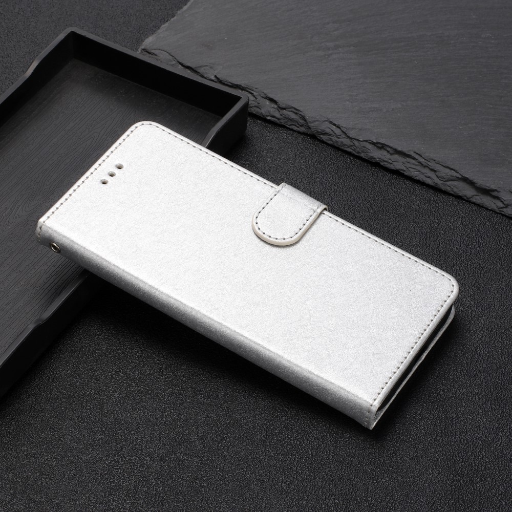  iPhone 15 Plus Fodral Silk Textur Med Snodd Silver